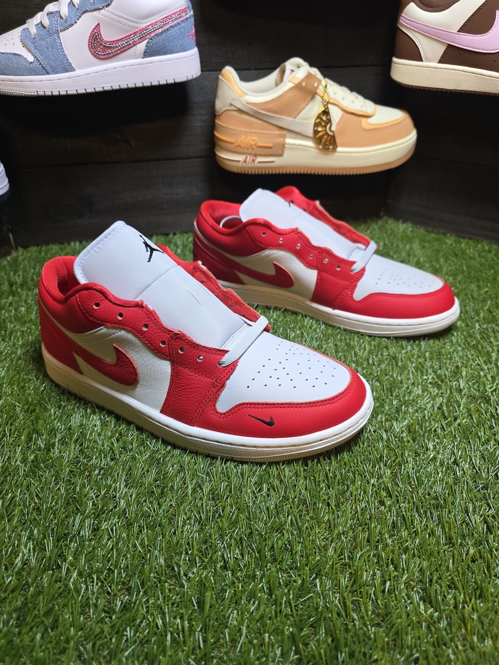 10.5 Mens Nike Air Jordan 1 Low- Sneakers - Red and White
